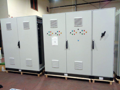 Armoire électrique avec voyants de contrôle, commutateurs tournants, appareils de mesure et grilles de ventilateur implantés en façade réalisé avec une poinçonneuse CT2 et/ou les emporte pièce Grangier