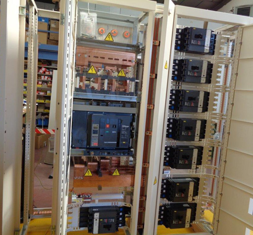 Armoire TGBT et disjoncteurs, jeu de barres 120x10 coupées pliées poinçonnées avec machines Cisabarre CM1 et Plieuse PH1